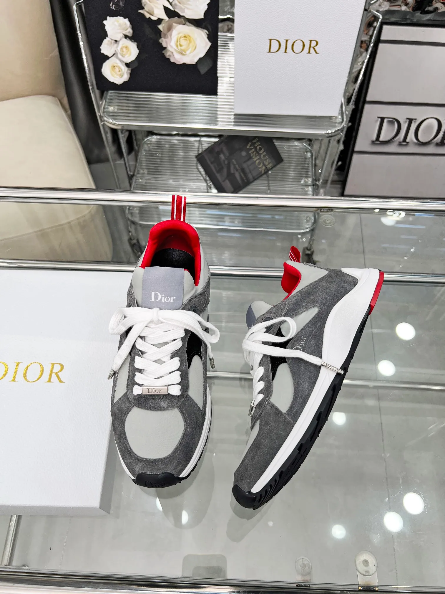 Men's shoes 💰540 Dior, the latest Star series on the show, this Dior Star dad sneaker is a new product for the fall of 2025, enriching the classic series with fashionable retro style. Carefully crafted, these Dad Shoes style shoes can be paired with casual looks all year round and follow the trend of the retro market. The Dior logo on the tongue also indicates that this pair of shoes is the B30 model! B30 uses fine-textured leather and mesh cloth materials to form a shoe body. There are conspicuous letters CD on both sides of the shoe body to indicate identity. The multiple lines on the shoe body outline the details, making the shoes look less monotonous and full of retro three-dimensionality! Code number: 40-46 Color: four colors